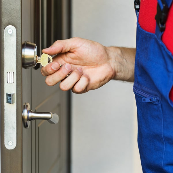 la cerrajería residencial ofrece servicios de cambio de cerraduras, instalación de sistemas de seguridad, apertura de puertas, entre otros